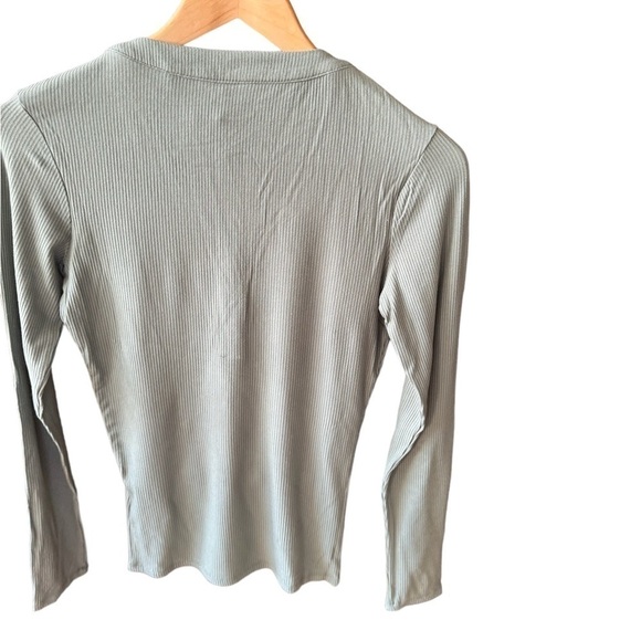Guess long sleeve top pastel green with gold detail brand new size M - Picture 2 of 5